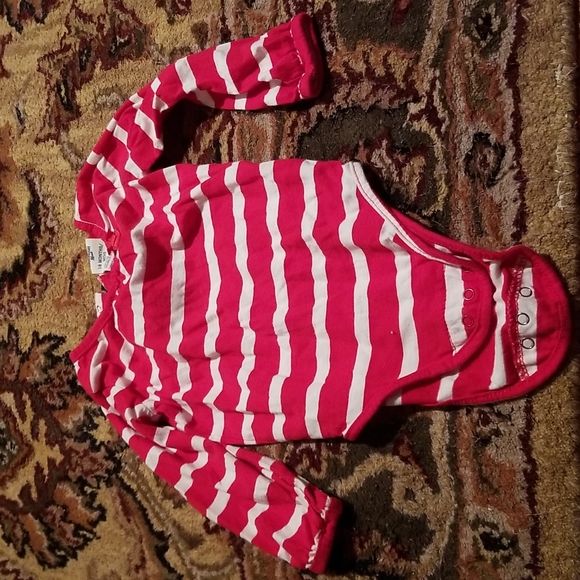 5/25 oshkosh long sleeve onsie size 18